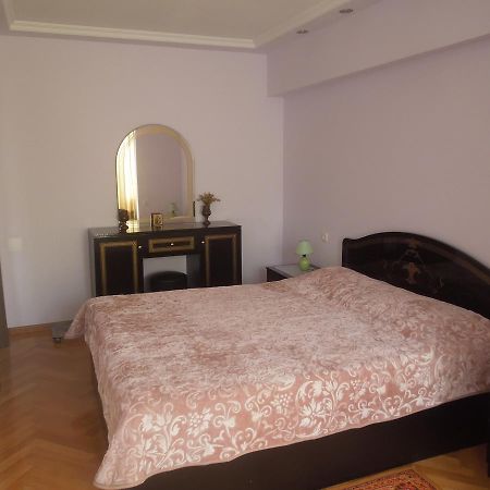 Nellie'S Apartment Батуми Екстериор снимка