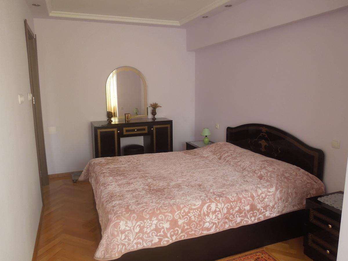 Nellie'S Apartment Батуми Екстериор снимка
