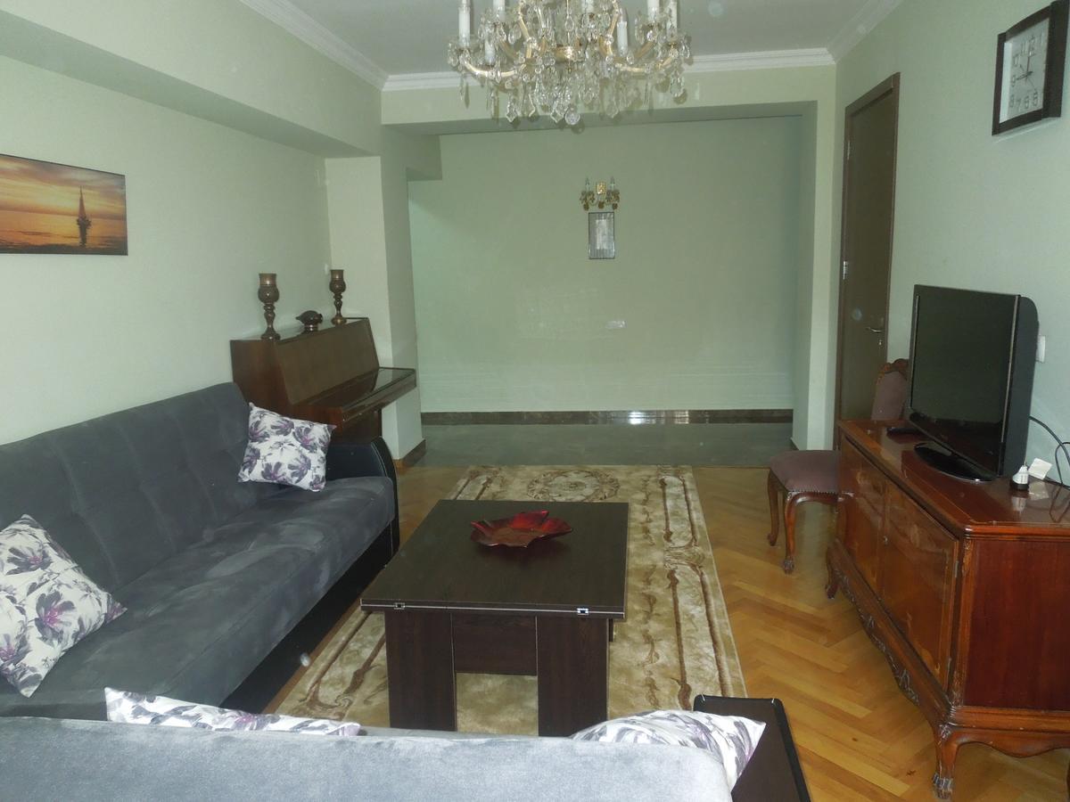 Nellie'S Apartment Батуми Екстериор снимка