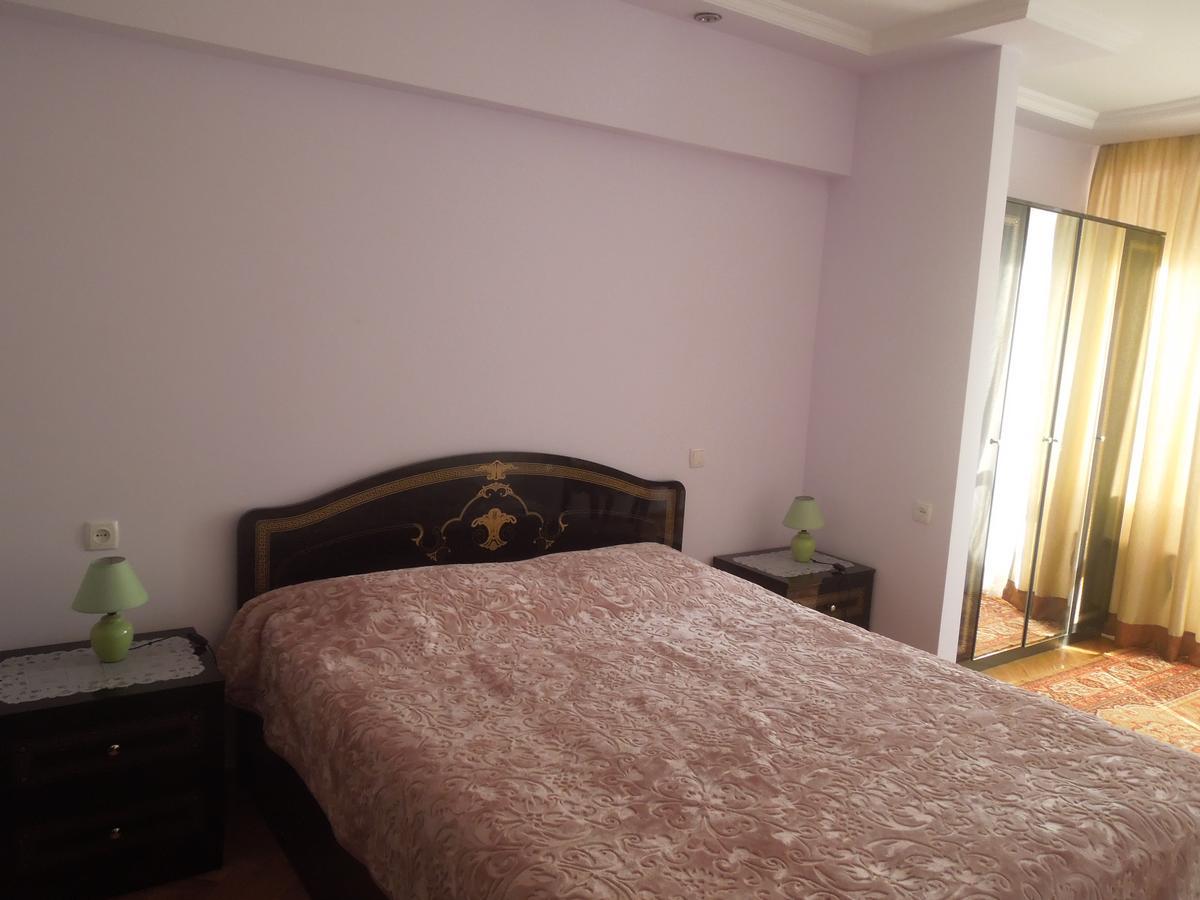 Nellie'S Apartment Батуми Екстериор снимка