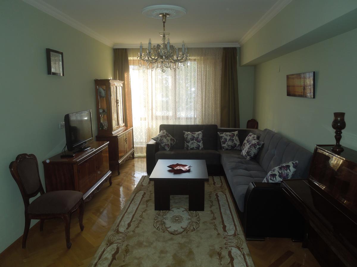 Nellie'S Apartment Батуми Екстериор снимка