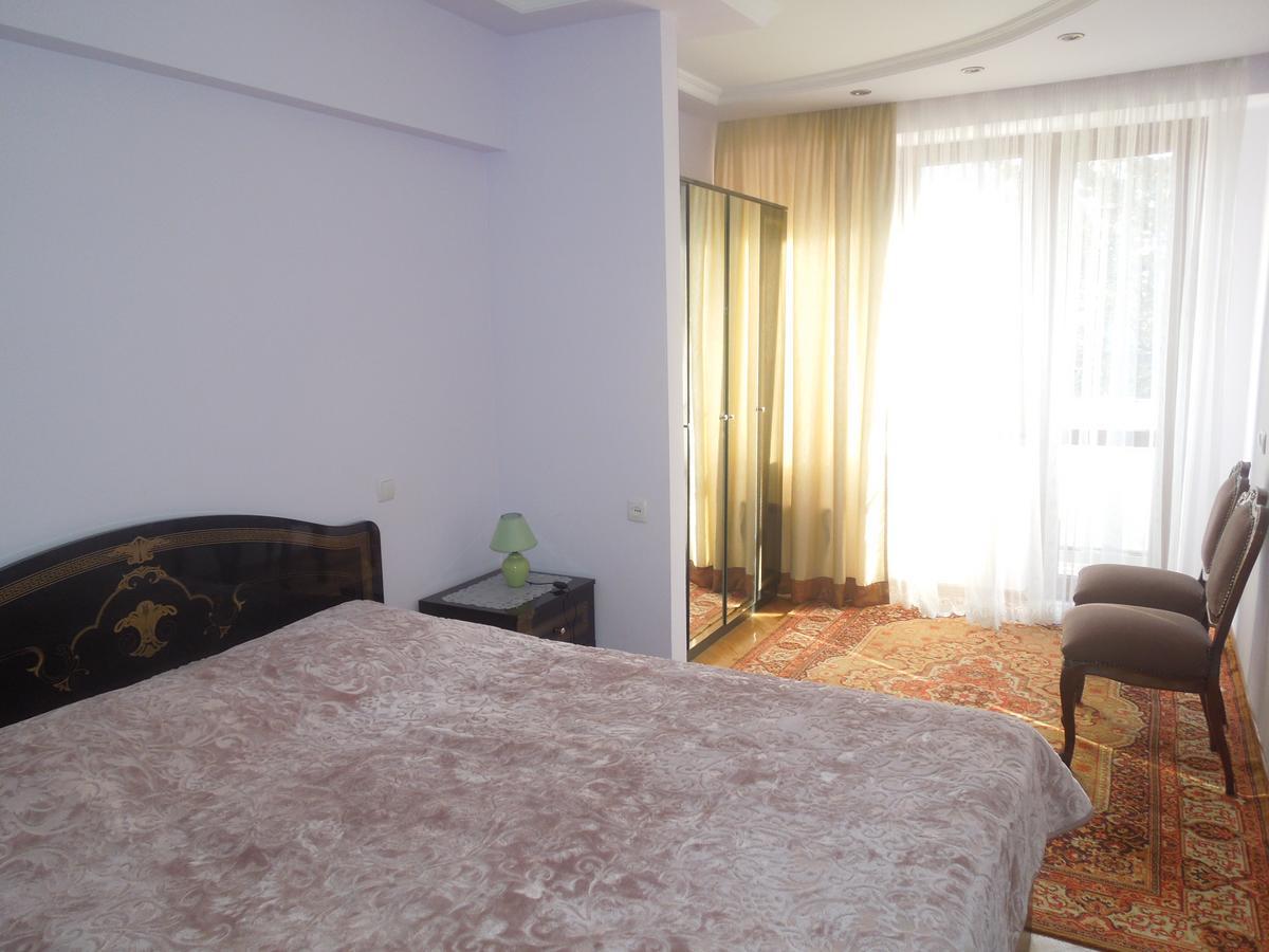 Nellie'S Apartment Батуми Екстериор снимка